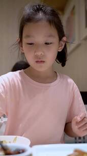 升格实拍吃北京烤鸭的中国女孩竖屏