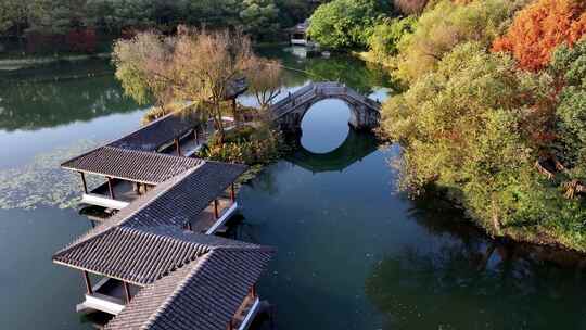 中国杭州西湖浴鹄湾霁虹桥秋色