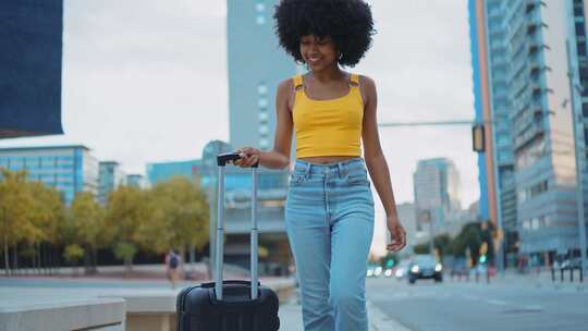 年轻女性拖着行李箱走路