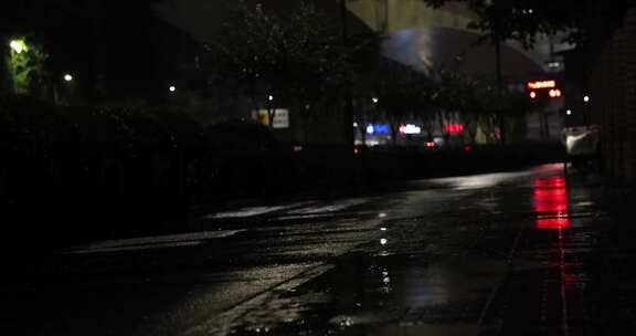 城市雨夜下雨骑车人行人