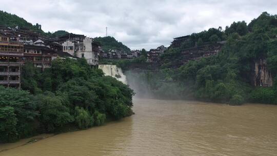 悬挂在瀑布上的千年古镇芙蓉镇