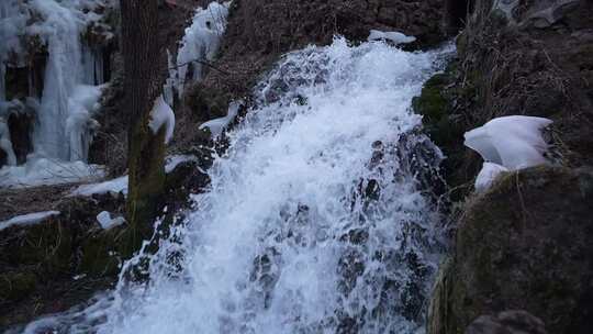 山间小瀑布水流特写