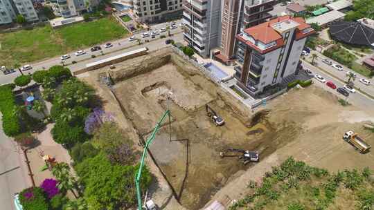 鸟瞰建筑动员会现场第一批混凝土和机械