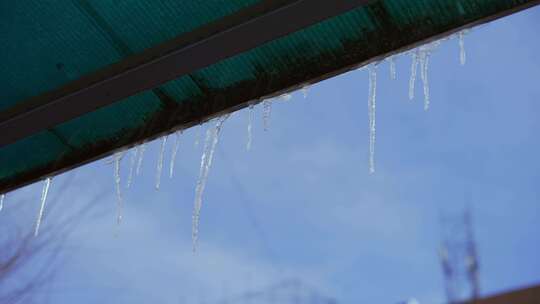 屋檐冰雪融化