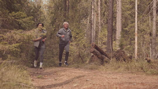 一对老年人在森林里慢跑