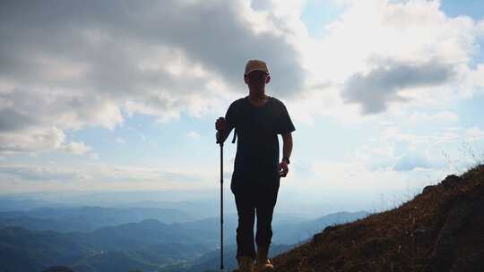 背包客徒步登山爬山独行者视频素材模板下载