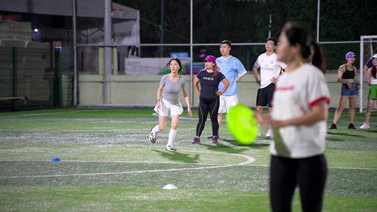 夏季夜晚在草坪上练习飞盘的年轻人飞盘媛视频素材模板下载