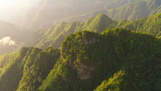 山川峡谷丁达尔效应