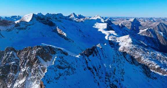 航拍川西高原达古冰川冬日风景壮丽雪山