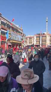 西藏拉萨大昭寺广场游客群众