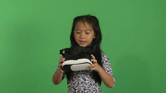 使用虚拟现实耳机的小女孩视频素材模板下载