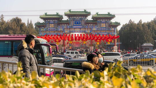 北京 地坛庙会 牌楼 人群 春节 灯笼视频素材模板下载