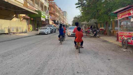 东南亚柬埔寨马德望小孩子街头骑自行车场景