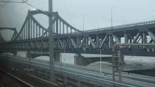 高铁高架桥路途旅游
