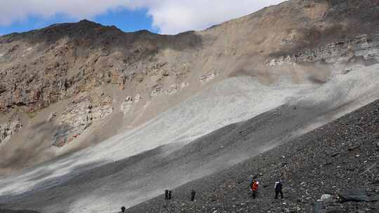 攀登四川雪宝顶雪山的登山者徒步进山