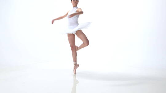 练习芭蕾舞的青年女人视频素材模板下载