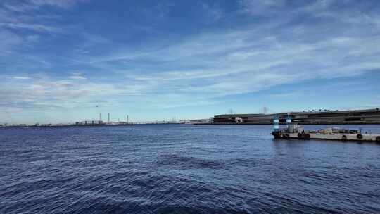 横滨海面海浪水花天空晴天港口空镜头