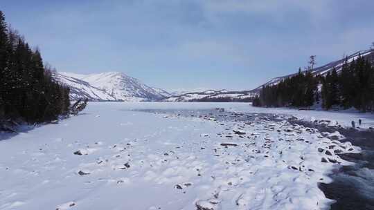 航拍新疆冬季喀纳斯神仙湾晨雾雪山森林雪景