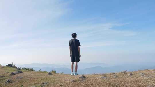 男子山顶眺望远方山峦