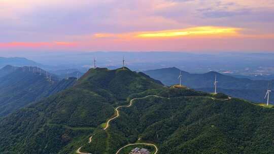 河源缺牙山山顶风车风力发电机自然风光