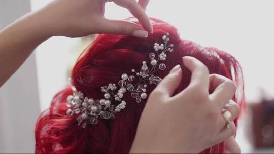 造型师把装饰品系在新娘头发上