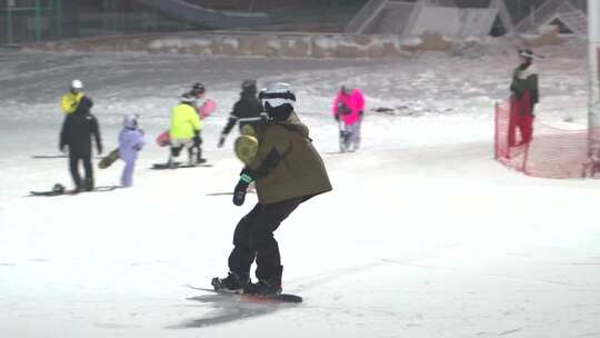 滑雪场 滑雪人群 雪上运动 单板双板视频素材模板下载
