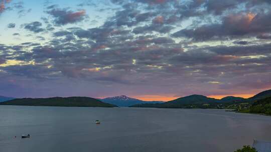 挪威奥弗峡湾湖上的日落