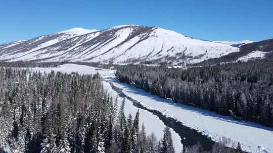 新疆喀纳斯雪景-河谷雪山前行