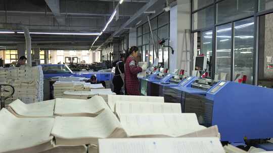 印刷厂里忙碌的工人们全景2