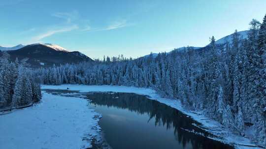 低角度航拍新疆冬季喀纳斯河冰雪覆盖景观