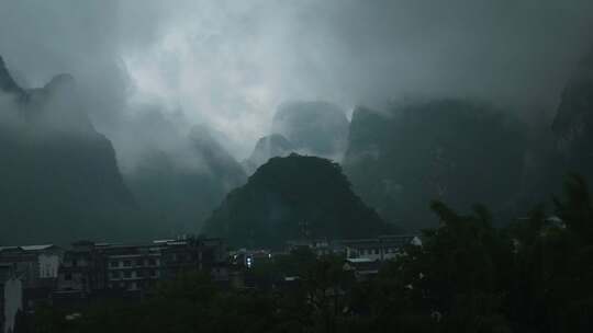 桂林山水烟雨意境阳朔兴坪喀斯特峰林