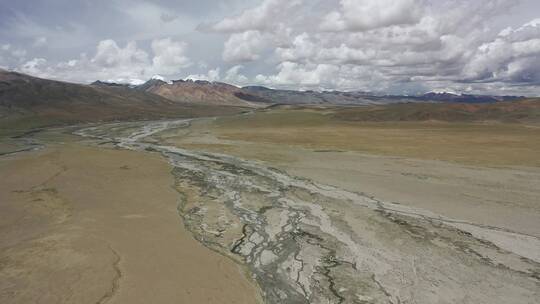 西藏阿里羌塘高原荒凉的地貌自然风光