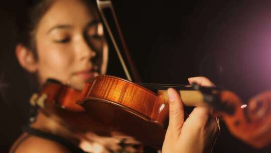 女子专注拉小提琴
