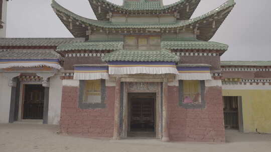 川西西藏寺庙转经筒