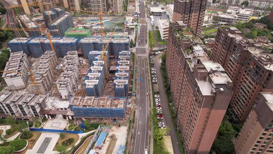 俯瞰城市楼房建筑工地街道前飞视频素材模板下载