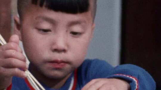 上世纪朝鲜平壤城市居民菜市场购物少年儿童