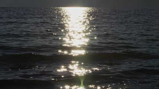 海面湖面清晨日出倒影波光粼粼
