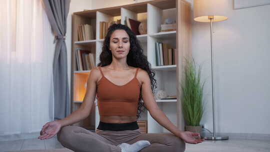 冥想练习家庭瑜伽运动女人莲花视频素材模板下载