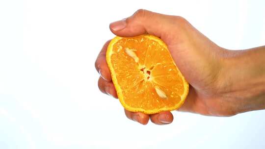 一只手在捏橙子视频素材模板下载