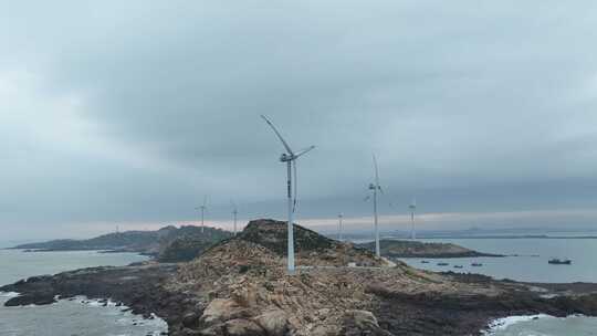 阴天海岛航拍大海岛屿乌云海洋下雨天海岸线