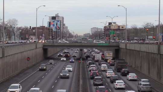 道路系统在蒙特利尔加拿大交通管理的机动车