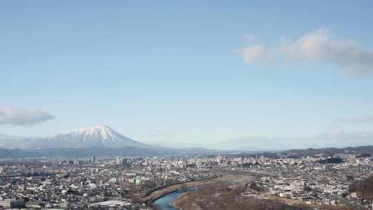 城市建筑，河流，雪山，冬季雪