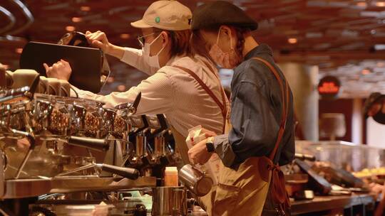 咖啡店服务员正在制作咖啡4K