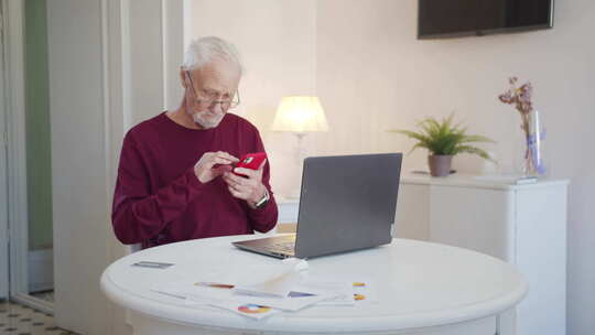 一位老人学会使用新手机并为自己的成功感到高兴视频素材模板下载