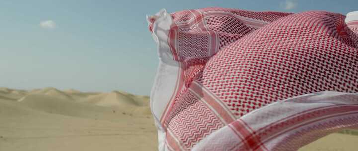 在沙漠中随风飘动的彩色毯子