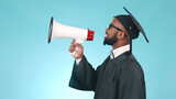 演讲、毕业典礼和一个黑人拿着蓝色背景上的高清在线视频素材下载