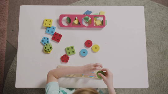 小女孩玩形状堆叠的积木视频素材模板下载