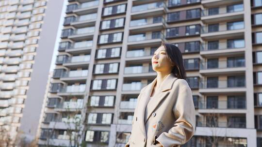 年轻都市女性升格昂首在小区公园里走廊散步