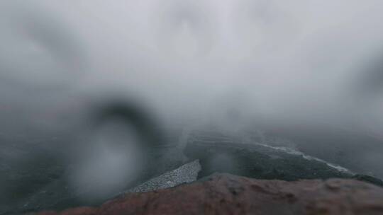 雨崩冰湖雨中延时摄影