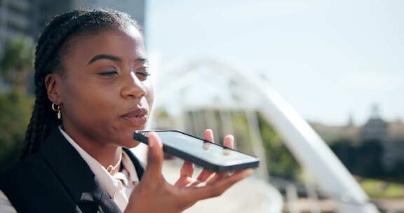 城市中的声音、电话和黑人女性，用于商业、